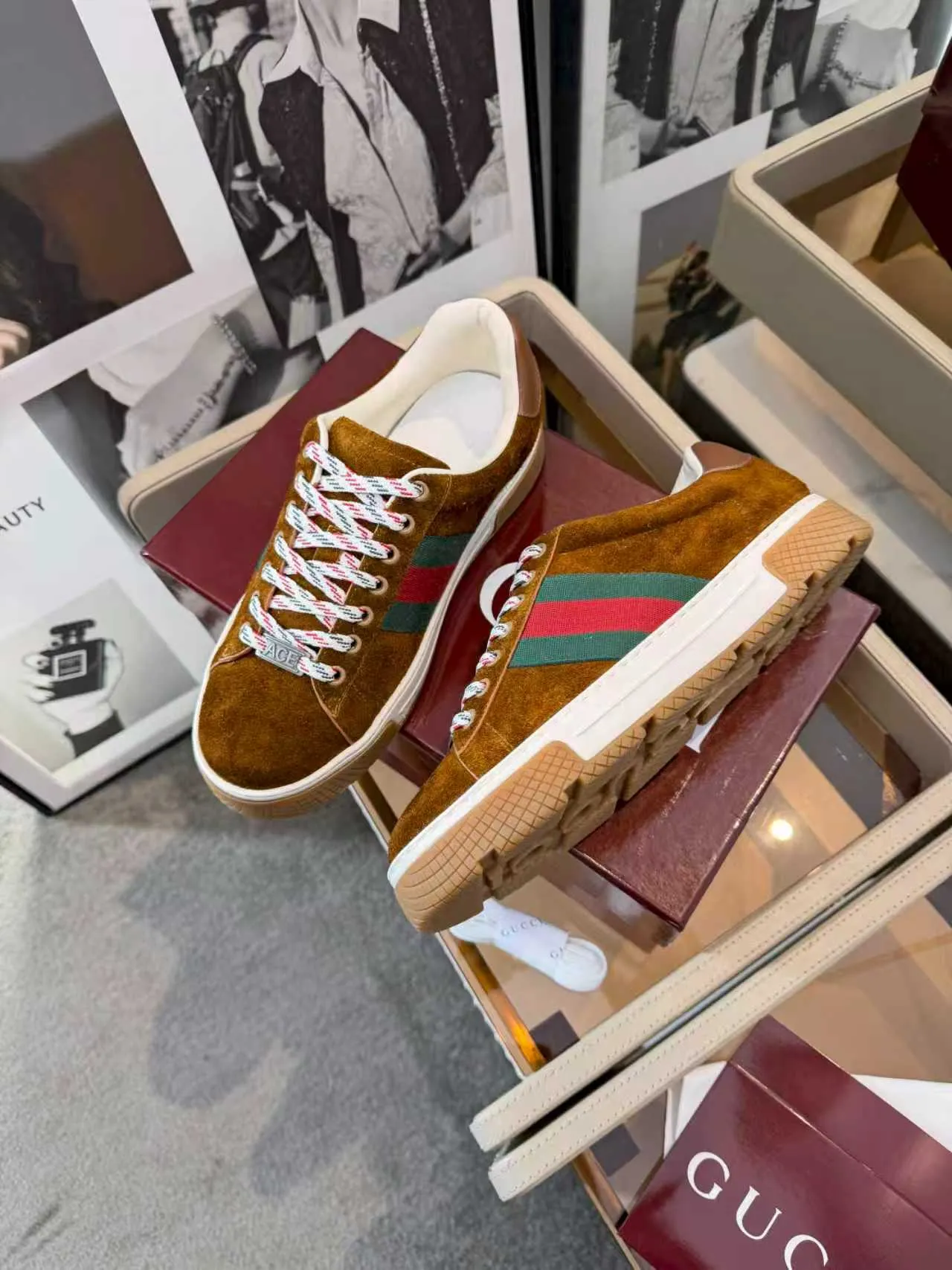 [G Home] P: 580💰 Men's model, Sizs: 39-44 (customized at 45) GUCCI classic design, casual elements, catwalk model. This pair of top-quality GUCCI shoes, with pure white as the main tone, shows elegance. The iconic red and green webbing embellishment instantly demonstrates the brand's charm and trendy attitude without the need for too many words. The upper material is delicate and feels comfortable, making every step feel like walking on the clouds. Exquisite details, such as shiny decorations and unique metal buckles on the shoes, add highlights to the overall look, giving off a unique brilliance inadvertently. Whether paired with casual jeans for a casual look or paired with a simple dress for a gentle and romantic look, it can be easily worn and becomes a versatile item in your wardrobe. Choose it and embark on a journey that combines style and comfort, making every trip a fashion show.